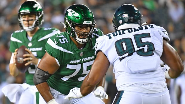 New York Jets guard Alijah Vera-Tucker blocking in preseason